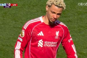 含泪离场！埃基蒂克受伤试图坚持未果，开场不到7分钟被换下场 - 资讯配图