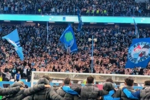 山呼海啸氛围不输五大联赛!大连英博上演震撼谢场 - 资讯配图