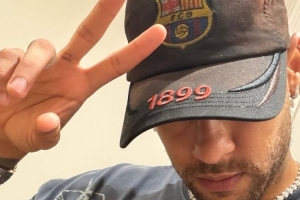 难忘红蓝岁月!内马尔社媒晒巴萨主题穿搭 - 资讯配图