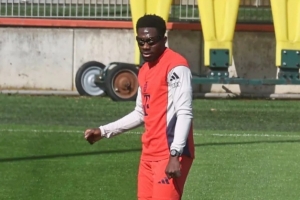 图片报：戴维斯佩戴特制眼镜训练，预计国际比赛日之后复出 - 资讯配图