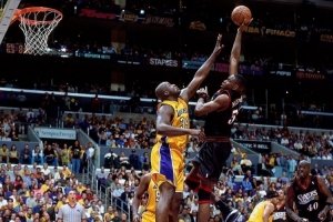 奥尼尔:艾弗森输总决赛要怪穆托姆博 后者说他能单防我 - 资讯配图