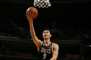 维拉纽瓦：当易建联替补让我生气 他走后我打出生涯最佳赛季 - 资讯配图