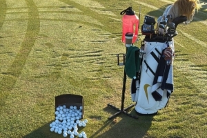 阳光明媚！詹姆斯晒早起打高尔夫动态 - 资讯配图