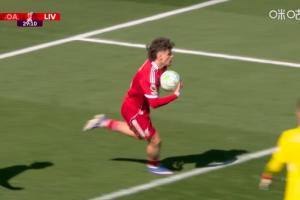 鬼魅跑位！邓克头球后蹭送礼，凯尔凯兹闪身挑射助利物浦1-1扳平 - 资讯配图