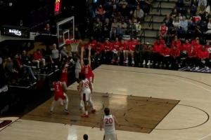 手生啊！杨瀚森登场后连续高位策应后击地传球失误 - 资讯配图