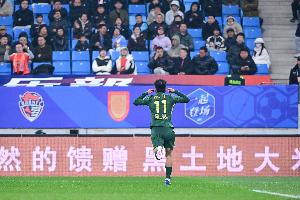 记者：假设王钰栋去汉堡踢德比戴帽被骂，官方采访能是这态度吗？ - 资讯配图