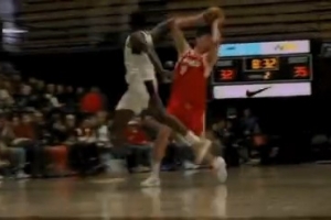 很写意！杨瀚森保护后场篮板推反击 不看人领传助飞乐福 - 资讯配图