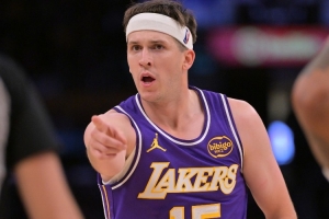 末节11分助队逆转！里夫斯出战40分钟 全面砍下26分7板5助2断1帽 - 资讯配图