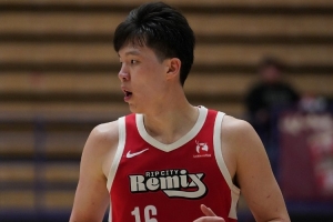 媒体人：杨瀚森进攻端球权相对有限 防守端观感比上一场有提升 - 资讯配图