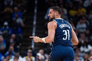 基德：克莱在场上打得很放松享受比赛 三分投射效率极高 - 资讯配图