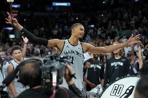 马刺迎战步行者 文班亚马因右脚踝酸痛赛前决定是否出战 - 资讯配图