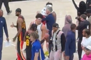 相逢一笑！库明加赛后和前队友&科尔拥抱致意 还和库里聊了一会 - 资讯配图