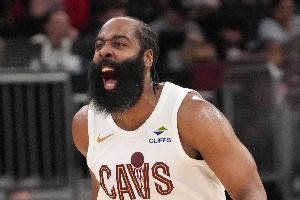 上半场0分宠黑子 下半场12中8宠粉!哈登0罚球20+10 末节带队逆转 - 资讯配图