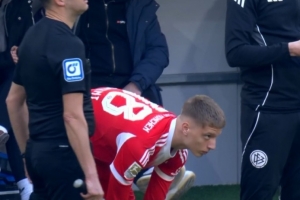 前途无量！换下格雷茨卡，拜仁16岁小将奥斯马尼迎来一线队首秀 - 资讯配图