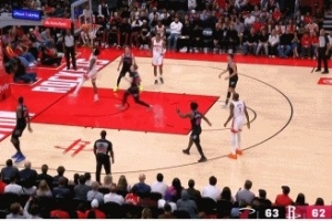 赏心悦目！火箭最后一攻 谢泼德底角不停球直接助飞阿门空接得分 - 资讯配图