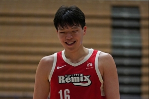 高度优势！杨瀚森内线1抢3拼下前场篮板 随后轻松补篮得手 - 资讯配图