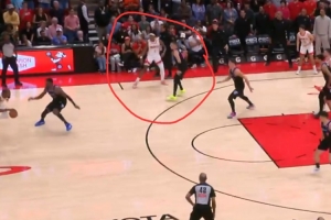 看球入迷了！最后一防希罗漏掉死敌阿门 让后者完成补篮绝杀 - 资讯配图