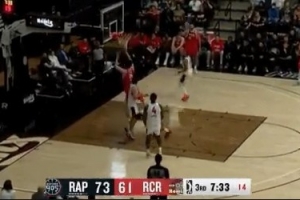 游刃有余！杨瀚森直塞喂饼乐福 随后自己强攻晃飞防守轻松打中 - 资讯配图