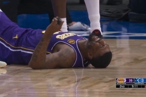 名记：斯玛特疑似右侧腹股沟伤势加重 回更衣室治疗后重新上场 - 资讯配图