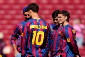 致敬传奇！巴萨球员身穿小罗球衣踩场，庆祝他的46岁生日 - 资讯配图