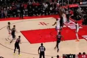 凶猛！热火奋力救球 阿德巴约持球转身暴起隔扣小贾巴里·史密斯 - 资讯配图