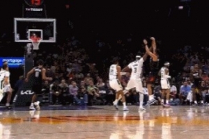 关键球！布克三分命中并造特纳犯规 雄鹿挑战失败了 - 资讯配图