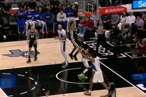 慢了一点点！卡特·布莱恩特起飞滑翔单臂炸筐 可惜超时在先 - 资讯配图