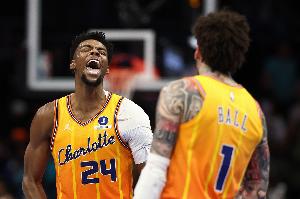 你俩也双枪!半场米勒三分7中4轰15分 三球8中4砍12分3板2助2断 - 资讯配图