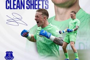 差距明显...皮克福德高接低挡献神扑 桑切斯两次失误一次直接丢球 - 资讯配图