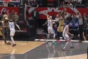 就离谱！萨尔发底线球给弧顶 超大劲直接发个回场违例 - 资讯配图