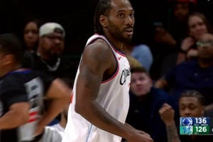 神仙球都来了！伦纳德弧顶迎着夹击随手抛进压哨三分 - 资讯配图