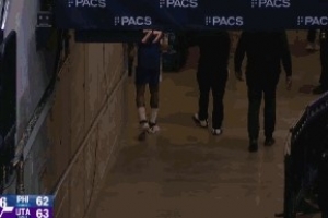 什么情况？埃奇库姆无征兆突然回到球员通道 - 资讯配图