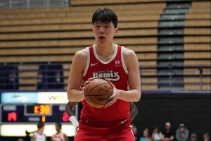 大逆转首功！杨瀚森9中6拿14+11+3助3帽&0犯规0失误 +24全场最高 - 资讯配图