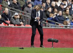 尼斯主帅、球员不满点球判罚：身后只是看台 这不该是点球 - 资讯配图