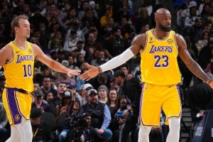 詹姆斯谈肯纳德绝杀：我向篮下行进吸引了防守 就是做好分内之事 - 资讯配图