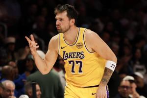 你要干什么啊！东契奇首节各种高难度 11中7且0罚球无解再轰16分 - 资讯配图