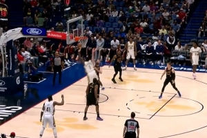 太猛了！锡安连续冲击篮筐个人独得9分 分差上双 - 资讯配图