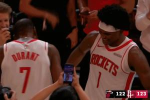 拯救我的里程碑夜！杜兰特与小老弟阿门狠狠击掌庆祝！ - 资讯配图