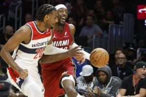 韦伯：祝贺阿德巴约拿83分 不知道为何奇才犯规那么多次 - 资讯配图