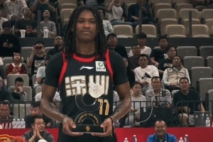 恭喜“小孩哥”！史密斯领取CBA第二期月度最佳国际球员奖杯 - 资讯配图