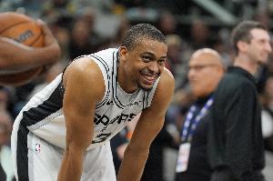 永远的队魂！凯尔登马刺生涯得分6673分 超越小卡进入队史前十 - 资讯配图