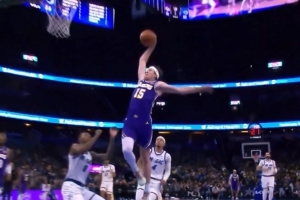 哦买噶！海斯钉板大帽 里夫斯反击一条龙滑行单臂战斧炸筐！ - 资讯配图