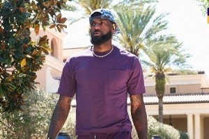 力争九连胜！湖人官推晒詹姆斯和东契奇赛前入场照 - 资讯配图