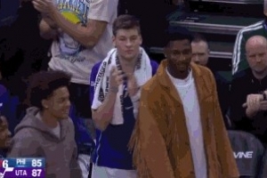 把替补席大哥们打兴奋了！贝利追防再送大帽 三节不到5个帽 - 资讯配图