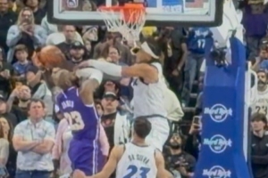 雷迪克：落后2分我们让詹姆斯获得了空位 他被打手了&应吹犯规! - 资讯配图