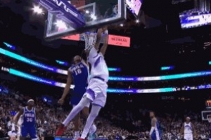 展现身体天赋！贝利切入小拉杆隔人背扣2+1 - 资讯配图