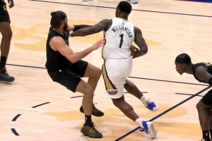 横冲直撞！锡安强硬突破撞飞斯特鲁斯 后者犯规送锡安两罚！ - 资讯配图