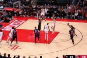 时间刚刚好！杜兰特强攻被帽 谢泼德二次进攻抛投压哨命中 - 资讯配图