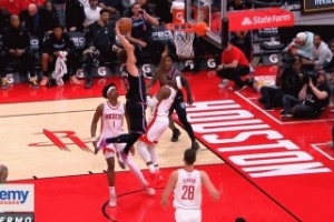 踩弹簧了？拉松中路切入直接起飞单臂隔扣霍勒迪 - 资讯配图