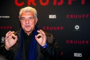 每体：纪念克鲁伊夫去世10周年，拉波尔塔前往荷兰出席相关活动 - 资讯配图